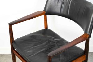 danois Danemark scandinave maison nordik paris meubles décoration design éditeur designer erik worts chaise de bureau en palissandre de Rio et cuir noir chaise avec accoudoirs fauteuil de bureau assise siège s'assoir