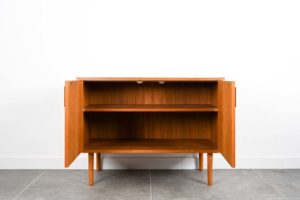 danish modern mid century vintage mobilier en teck palissandre rio années 50 années 60 années 70 mobilier meuble ancien danois danemark scandinave maison nordik paris meubles décoration design nordique éditeur designer meuble de rangement en teck placard meuble TV console petite enfilade