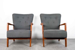 danish modern mid century vintage teck palissandre rio années 50 années 60 années 70 mobilier meuble ancien danois danemark scandinave maison nordik paris meubles décoration design éditeur designer 2 fauteuils années 50 en marronnier et lainage dans les tons bleu fauteuil siège assise s'assoir