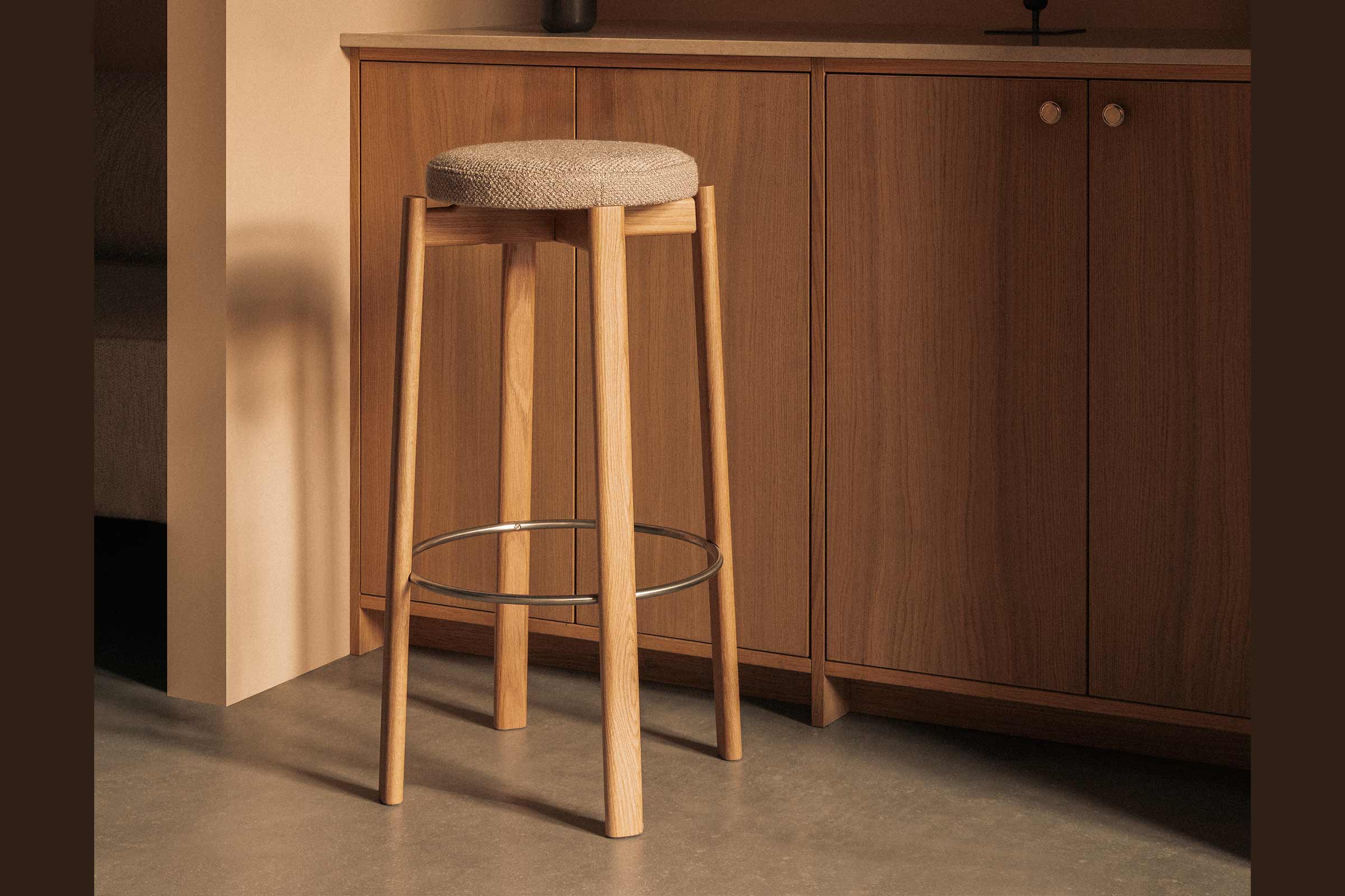 Tabouret en bois modèle: ‘Passage Bar’