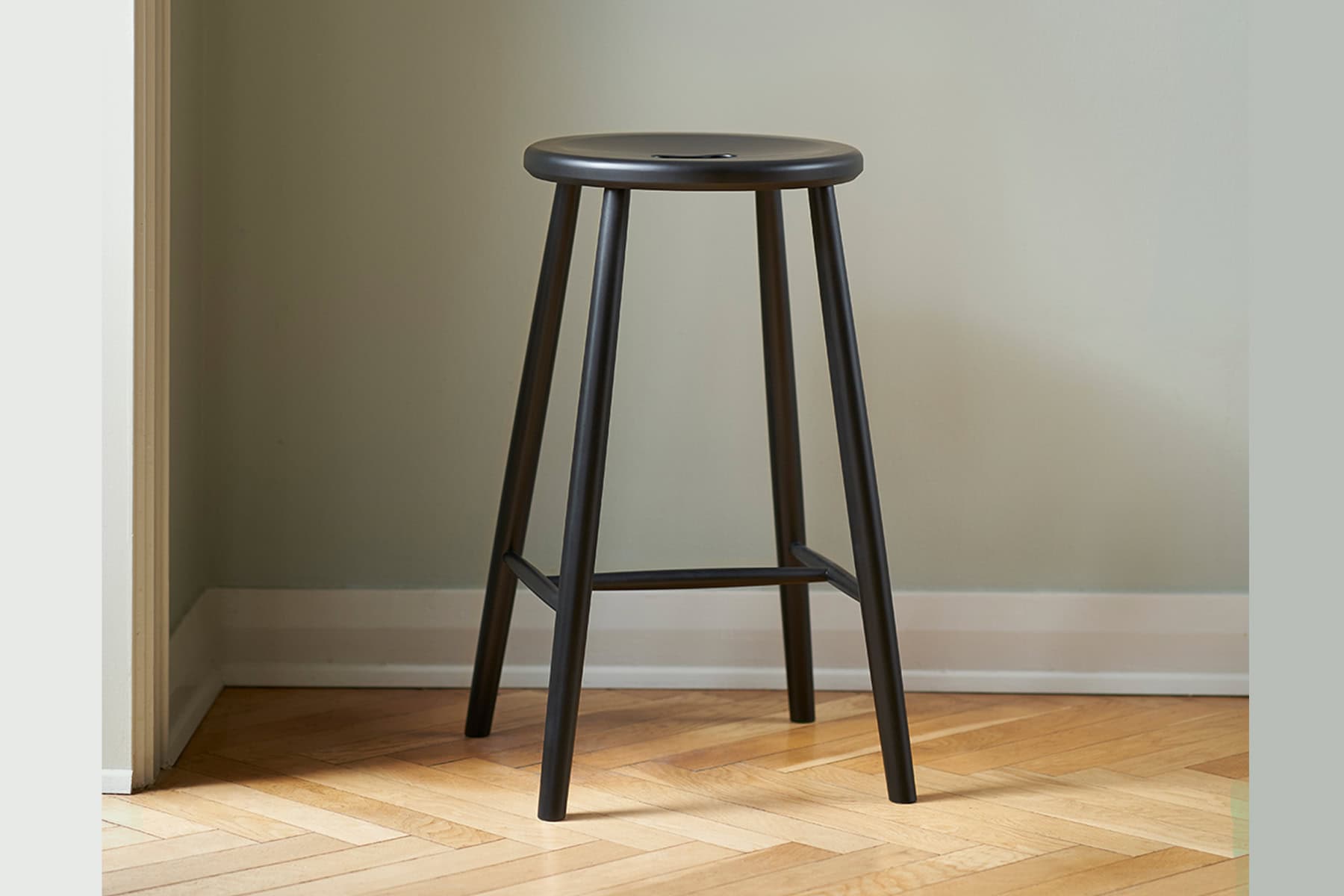 Tabouret: ‘modèle J27’