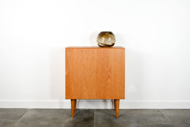 danish modern mid century vintage teck palissandre rio années 50 années 60 années 70 mobilier meuble ancien danois danemark scandinave maison nordik paris meubles décoration design éditeur designer meuble de rangement en chêne placard meuble d'entrée