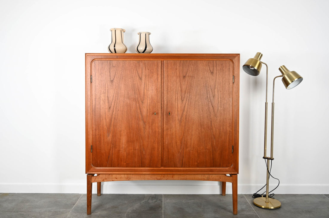 danish modern mid century vintage teck palissandre Rio années 50 années 60 années 70 mobilier meuble ancien danois Danemark scandinave maison nordik Paris meubles décoration design éditeur designer meuble de rangement en teck en chêne vaisselier buffet bahut placard