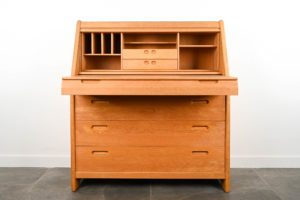 danish modern mid century vintage teck palissandre rio années 50 années 60 années 70 mobilier meuble ancien danois danemark scandinave maison nordik paris meubles décoration design éditeur designer secrétaire en chêne bureau meuble de rangement avec tiroirs