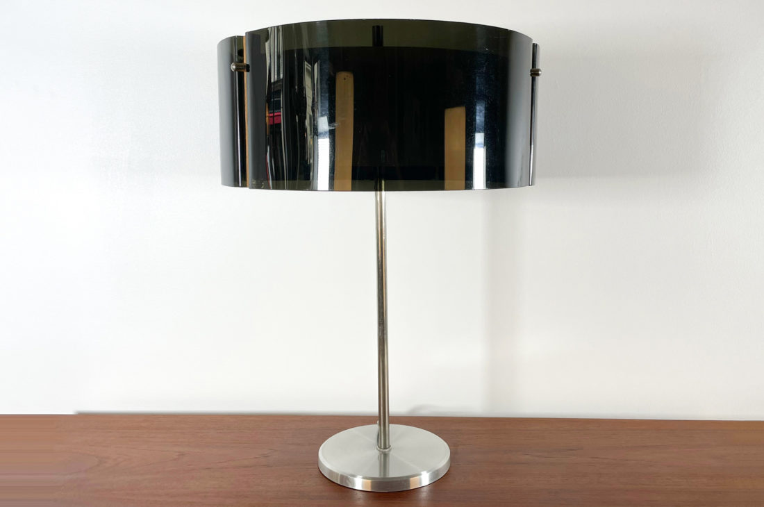 danish modern mid century vintage teck palissandre rio années 50 années 60 années 70 mobilier meuble ancien danois Danemark scandinave maison nordik paris meubles décoration design éditeur designer Kemp & Lauritzen lampe de bureau en aluminium plexiglass et teck lampe de table lampe luminaire