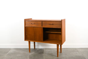 danish modern mid century vintage teck palissandre rio années 50 années 60 années 70 mobilier meuble ancien danois Danemark scandinave maison nordik paris meubles décoration design éditeur designer meuble de rangement en teck placard meuble d'entrée console