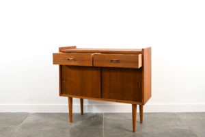 danish modern mid century vintage teck palissandre rio années 50 années 60 années 70 mobilier meuble ancien danois Danemark scandinave maison nordik paris meubles décoration design éditeur designer meuble de rangement en teck placard meuble d'entrée console