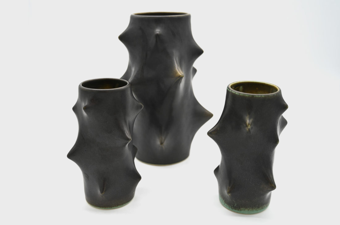 danish modern mid century vintage teck palissandre rio années 50 années 60 années 70 mobilier meuble ancien danois danemark scandinave maison nordik paris meubles décoration design éditeur Michael Andersen designer Knud Basse 3 vases en céramique vases en faïence