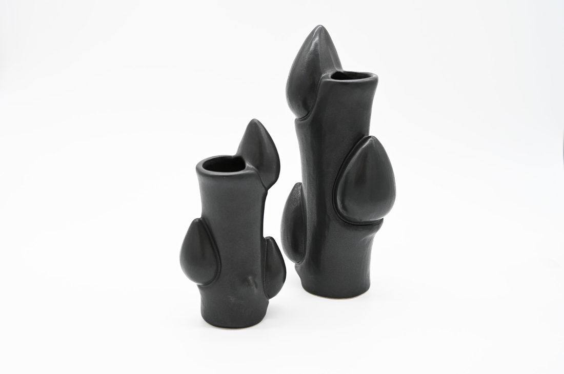 danish modern mid century vintage teck palissandre rio années 50 années 60 années 70 mobilier meuble ancien danois danemark scandinave maison nordik paris meubles décoration design éditeur Michael Andersen designer Knud Basse 2 vases en céramique vases en faïence