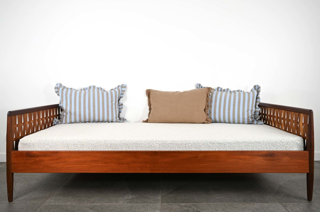 danish modern mid century vintage teck palissandre rio années 50 années 60 années 70 mobilier meuble ancien danois danemark scandinave maison nordik paris meubles décoration design éditeur designer Lit une personne structure en teck / Daybed assise re-tapissée lit de jour
