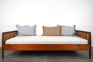 danish modern mid century vintage teck palissandre rio années 50 années 60 années 70 mobilier meuble ancien danois danemark scandinave maison nordik paris meubles décoration design éditeur designer Lit une personne structure en teck / Daybed assise re-tapissée lit de jour