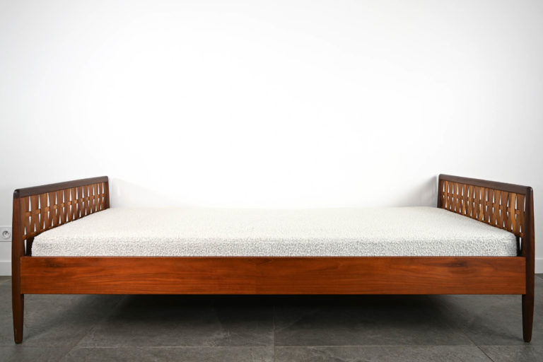 Lit en Teck / Daybed re-tapissé