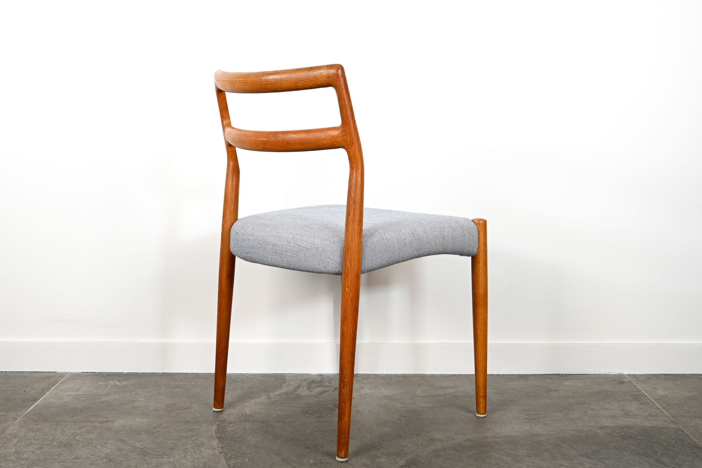 danish modern mid century vintage teck palissandre rio années 50 années 60 années 70 mobilier meuble ancien danois danemark scandinave maison nordik paris meubles décoration design éditeur designer Johannes Andersen 4 chaises de table en chêne assises re-tapissées chaise assise chaise table à manger