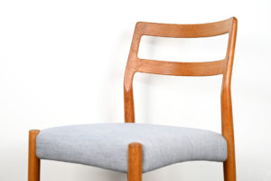 danish modern mid century vintage teck palissandre rio années 50 années 60 années 70 mobilier meuble ancien danois danemark scandinave maison nordik paris meubles décoration design éditeur designer Johannes Andersen 4 chaises de table en chêne assises re-tapissées chaise assise chaise table à manger