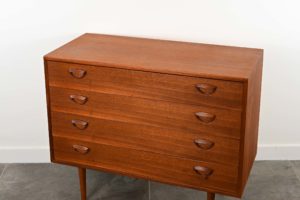 danish modern mid century vintage teck palissandre rio années 50 années 60 années 70 mobilier meuble ancien danois danemark scandinave maison nordik paris meubles décoration design éditeur designer Kai Kristiansen commode 4 tiroirs en teck meuble de rangement à tiroirs