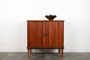 danish modern mid century vintage teck palissandre rio années 50 années 60 années 70 mobilier meuble ancien danois danemark scandinave maison nordik paris meubles décoration design éditeur designer meuble de rangement en teck placard meuble en bois pour vasque meuble d'appoint