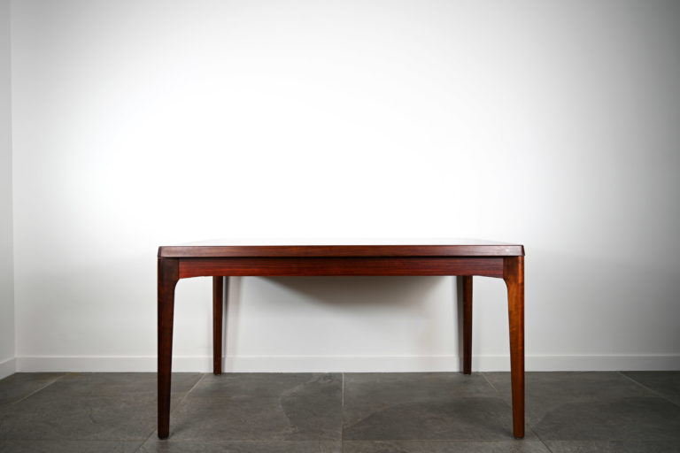 Table de Repas ‘Henning Kjaernulf’