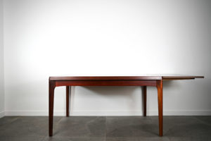 danish modern mid century vintage teck palissandre rio années 50 années 60 années 70 mobilier meuble ancien danois danemark scandinave maison nordik paris meubles décoration design éditeur designer Henning Kjaernulf table de repas en palissandre de Rio avec 2 rallonges intégrées table à manger table pour diner