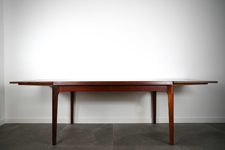 Table de Repas ‘Henning Kjaernulf’