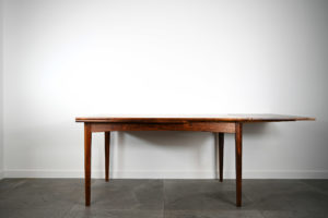 danish modern mid century vintage teck palissandre rio années 50 années 60 années 70 mobilier meuble ancien danois danemark scandinave maison nordik paris meubles décoration design éditeur designer table de repas en palissandre de Rio avec 2 rallonges intégrées table à manger table pour diner