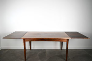 danish modern mid century vintage teck palissandre rio années 50 années 60 années 70 mobilier meuble ancien danois danemark scandinave maison nordik paris meubles décoration design éditeur designer table de repas en palissandre de Rio avec 2 rallonges intégrées table à manger table pour diner