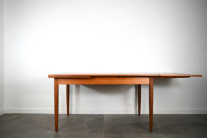 danish modern mid century vintage teck palissandre rio années 50 années 60 années 70 mobilier meuble ancien danois danemark scandinave maison nordik paris meubles décoration design éditeur designer table de repas en teck avec 2 rallonges intégrées table à manger table pour diner