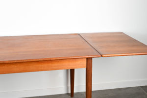 danish modern mid century vintage teck palissandre rio années 50 années 60 années 70 mobilier meuble ancien danois danemark scandinave maison nordik paris meubles décoration design éditeur designer table de repas en teck avec 2 rallonges intégrées table à manger table pour diner