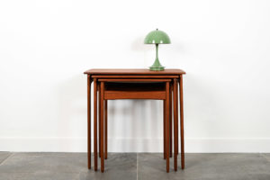 danish modern mid century vintage teck palissandre rio années 50 années 60 années 70 mobilier meuble ancien danois danemark scandinave maison nordik paris meubles décoration design éditeur designer 3 tables gigognes en teck meuble d'appoint 3 tables basses bout de canapé coffee table