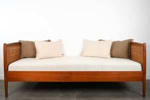 danish modern mid century vintage teck palissandre rio années 50 années 60 années 70 mobilier meuble ancien danois danemark scandinave maison nordik paris meubles décoration design éditeur designer Lit une personne structure en teck / Daybed assise re-tapissée lit de jour