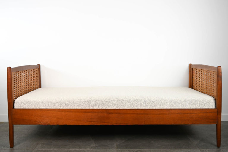 Lit en Teck / Daybed re-tapissé