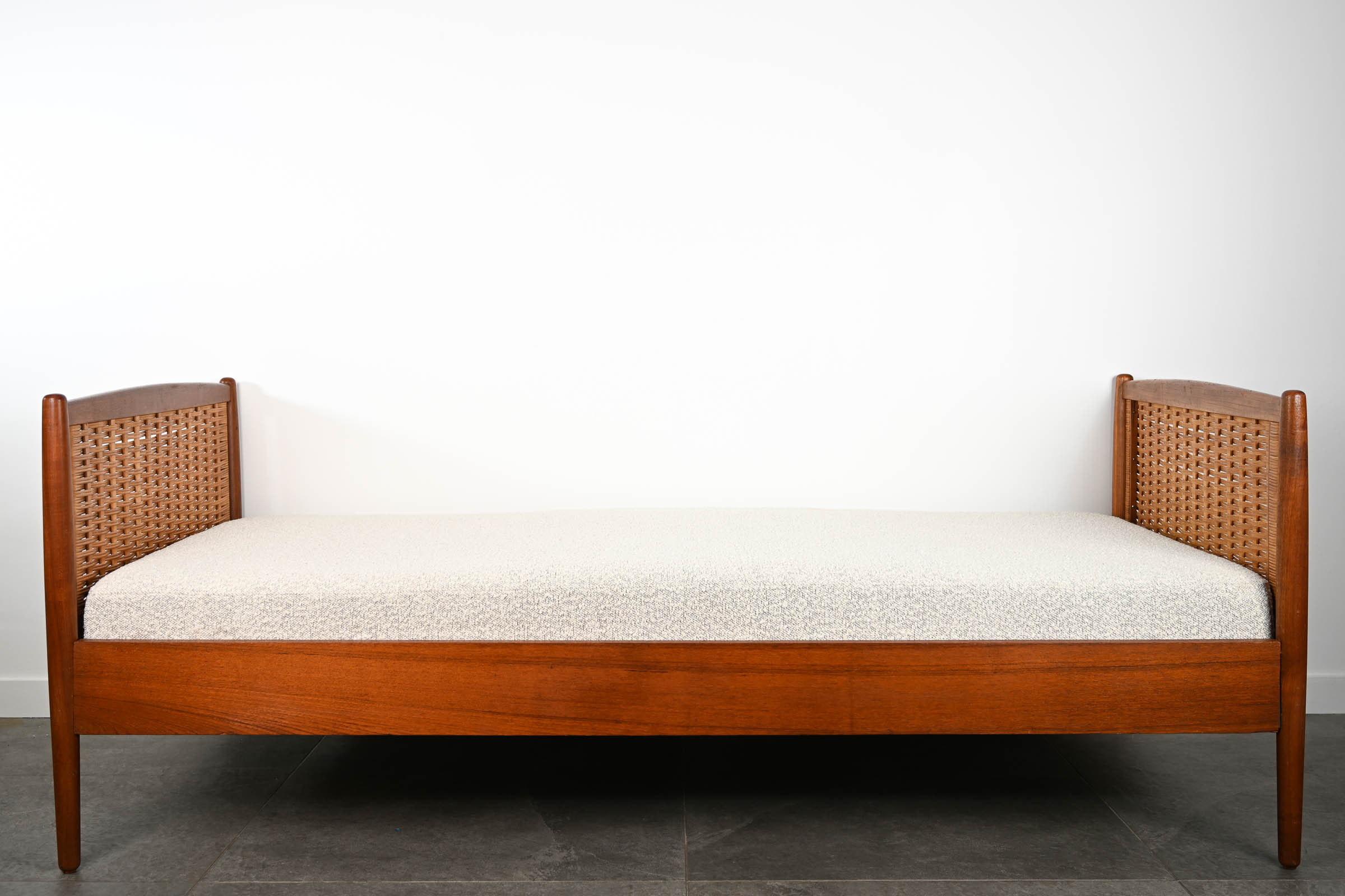 Lit en Teck / Daybed re-tapissé