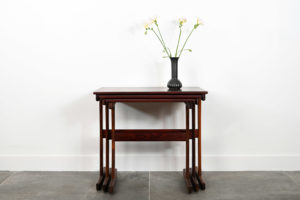 danish modern mid century vintage teck palissandre rio années 50 années 60 années 70 mobilier meuble ancien danois danemark scandinave maison nordik paris meubles décoration design éditeur designer Kai Kristiansen 3 tables gigognes en palissandre de Rio tables d'appoints bout de canapé coffee table