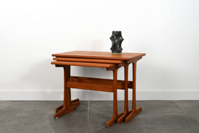 danish modern mid century vintage teck palissandre rio années 50 années 60 années 70 mobilier meuble ancien danois danemark scandinave maison nordik paris meubles décoration design éditeur designer Kai Kristiansen 3 tables gigognes en teck tables d'appoints bout de canapé coffee table