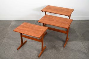 danish modern mid century vintage teck palissandre rio années 50 années 60 années 70 mobilier meuble ancien danois danemark scandinave maison nordik paris meubles décoration design éditeur designer Kai Kristiansen 3 tables gigognes en teck tables d'appoints bout de canapé coffee table