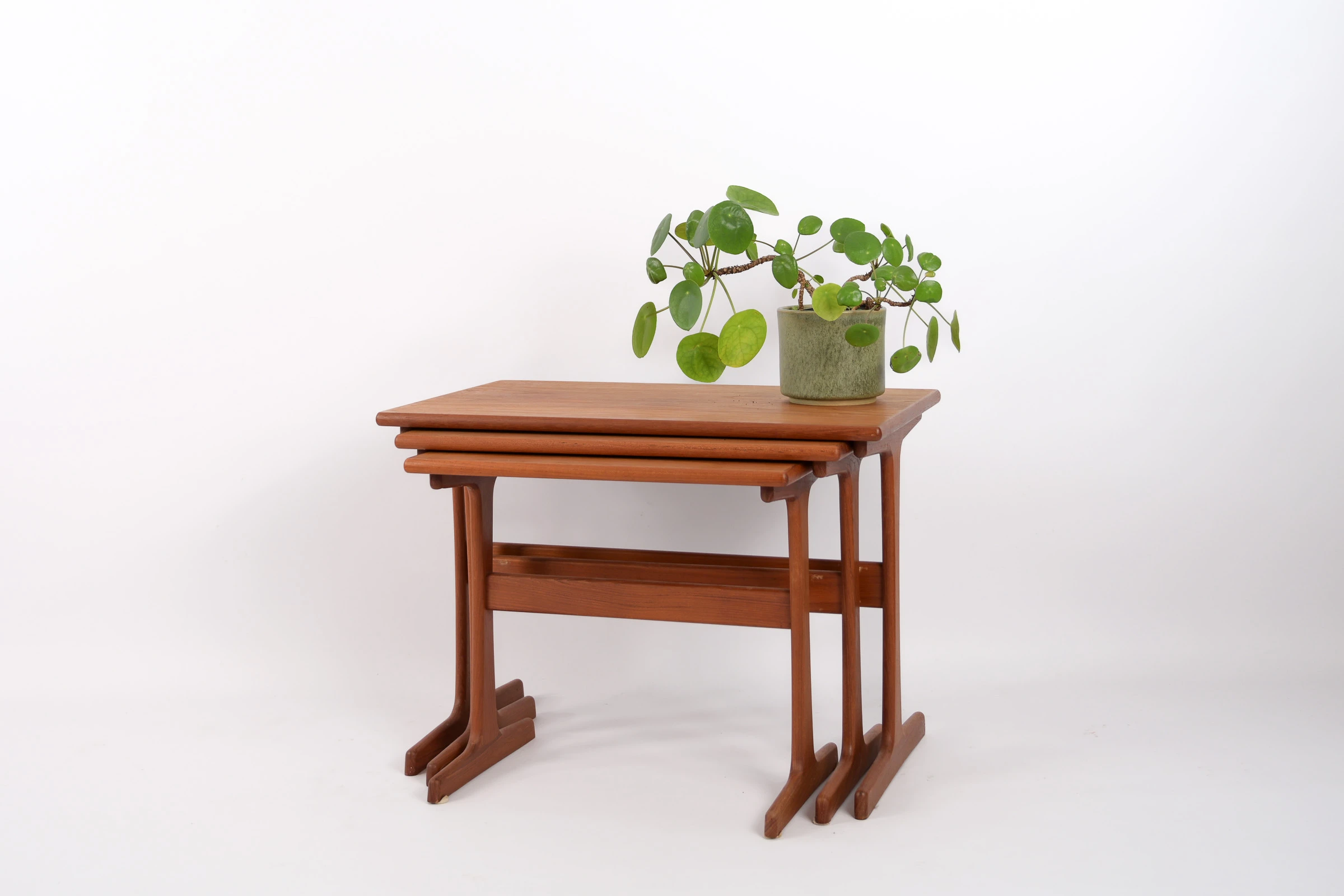 danish modern mid century vintage teck palissandre rio années 50 années 60 années 70 mobilier meuble ancien danois danemark scandinave maison nordik paris meubles décoration design éditeur designer Kai Kristiansen 3 tables gigognes en teck tables d'appoints bout de canapé coffee table