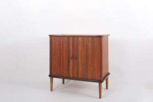 danish modern mid century vintage teck palissandre rio années 50 années 60 années 70 mobilier meuble ancien danois danemark scandinave maison nordik paris meubles décoration design éditeur designer meuble de rangement en teck placard meuble en bois pour vasque meuble d'appoint