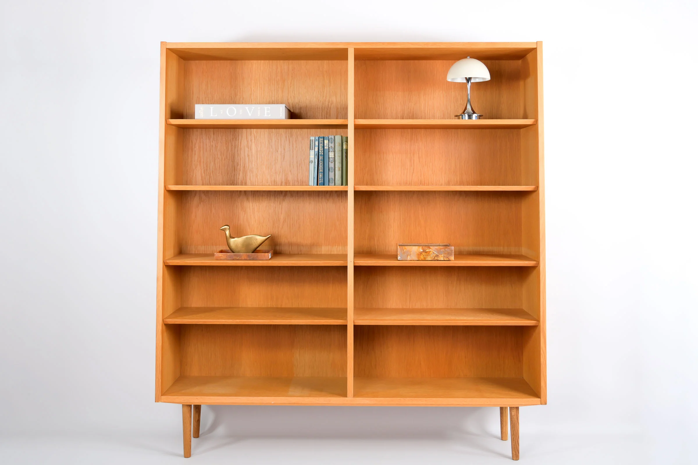 danish modern mid century vintage teck palissandre rio années 50 années 60 années 70 mobilier meuble ancien danois danemark scandinave maison nordik paris meubles décoration design éditeur designer bibliothèque en chêne meuble de rangement à étagères