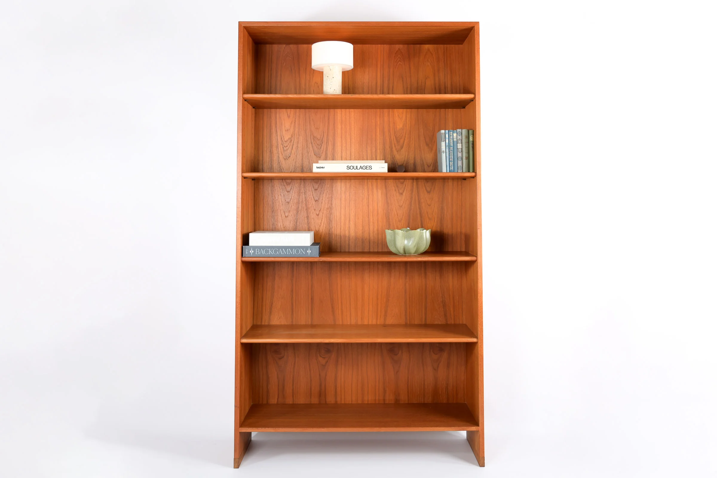 danish modern mid century vintage teck palissandre rio années 50 années 60 années 70 mobilier meuble ancien danois danemark scandinave maison nordik paris meubles décoration design éditeur designer Hans J Wegner bibliothèque en teck meuble de rangement à étagères