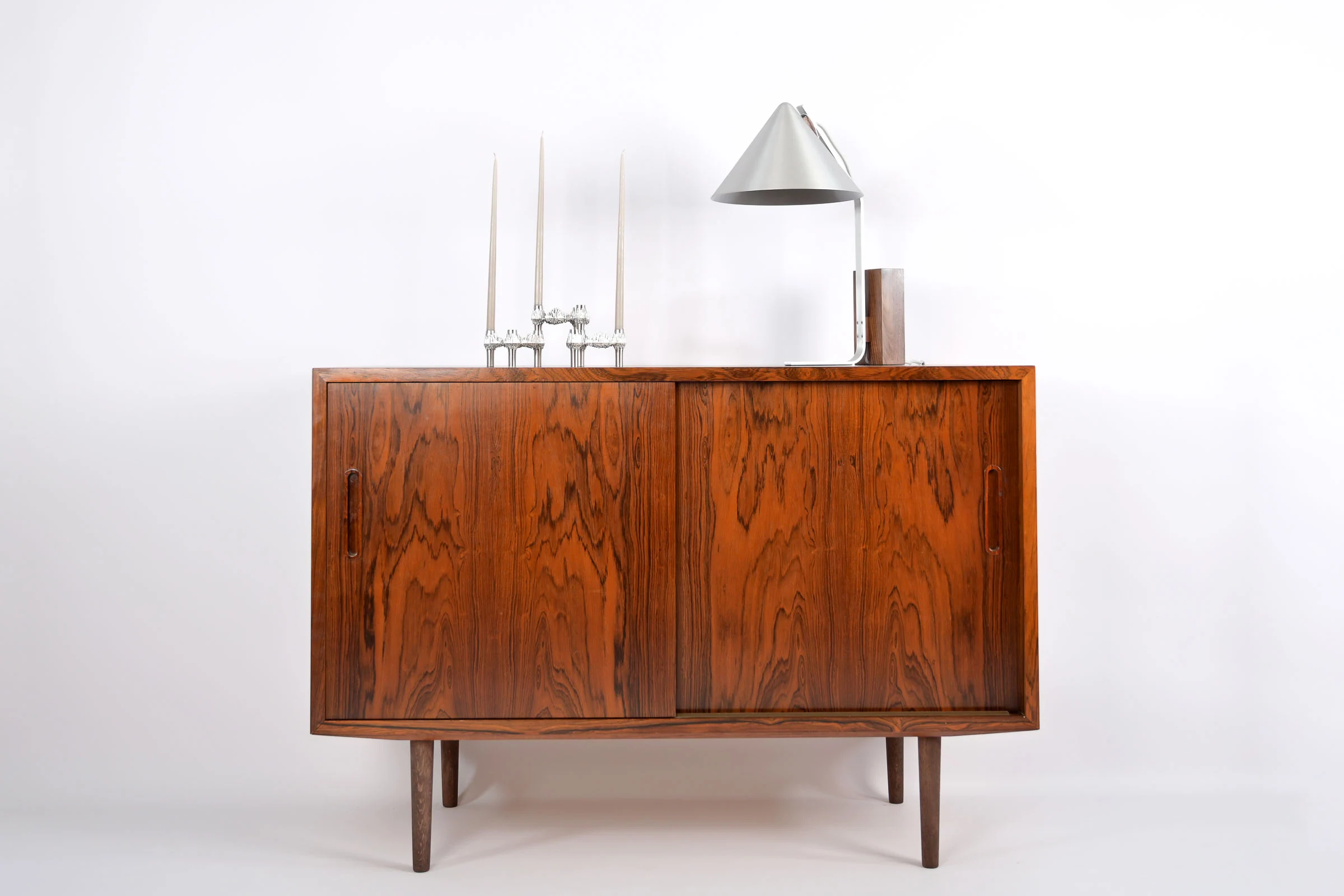 danish modern mid century vintage teck palissandre rio années 50 années 60 années 70 mobilier meuble ancien danois danemark scandinave maison nordik paris meubles décoration design éditeur designer Poul Hundevad enfilade en palissandre de Rio meuble de rangement bahut meuble tv console