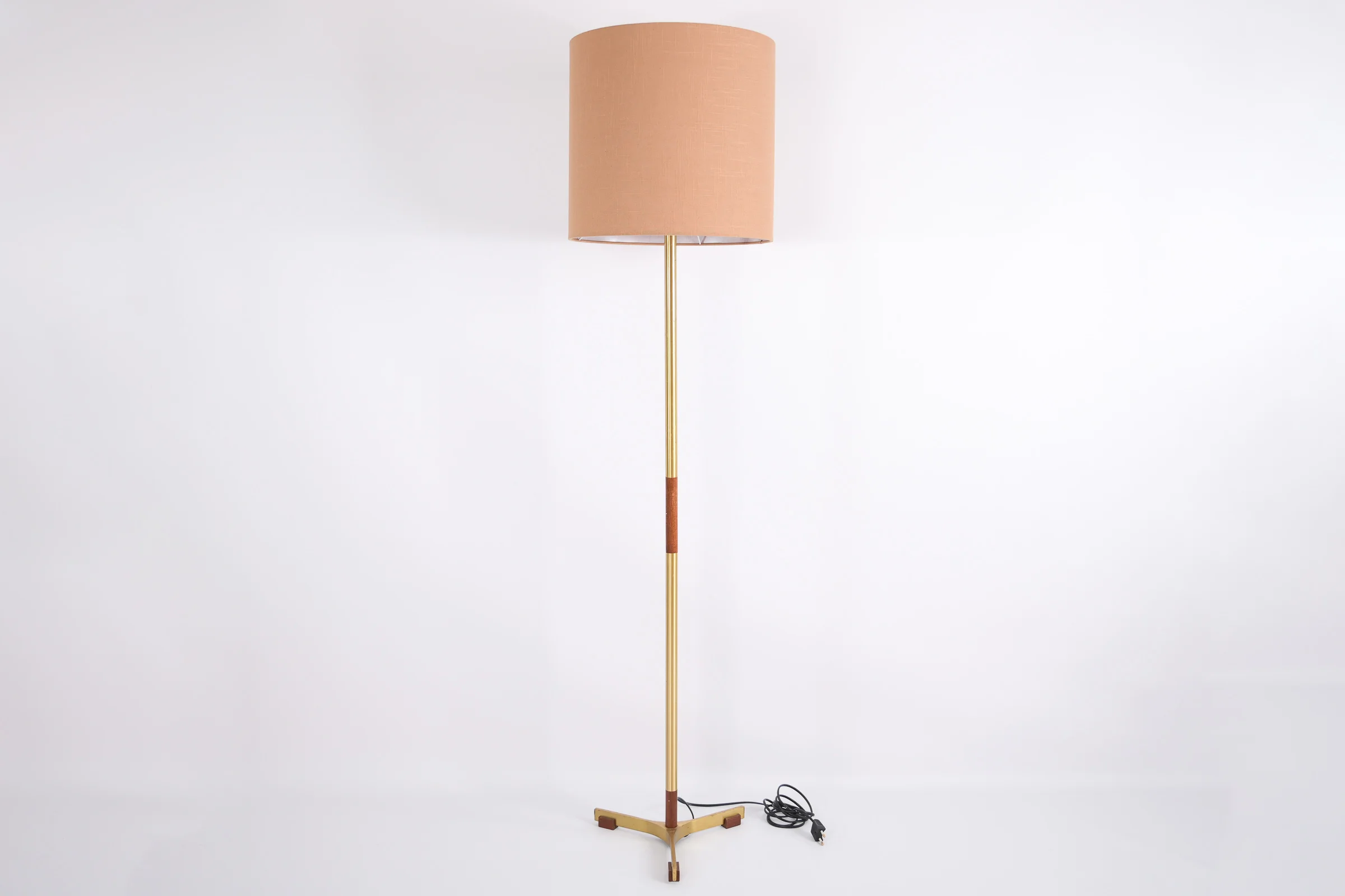 danish modern mid century vintage teck palissandre rio années 50 années 60 années 70 mobilier meuble ancien danois danemark scandinave maison nordik paris meubles décoration design éditeur designer lampadaire en laiton et palissandre de Rio luminaire lampe de pied