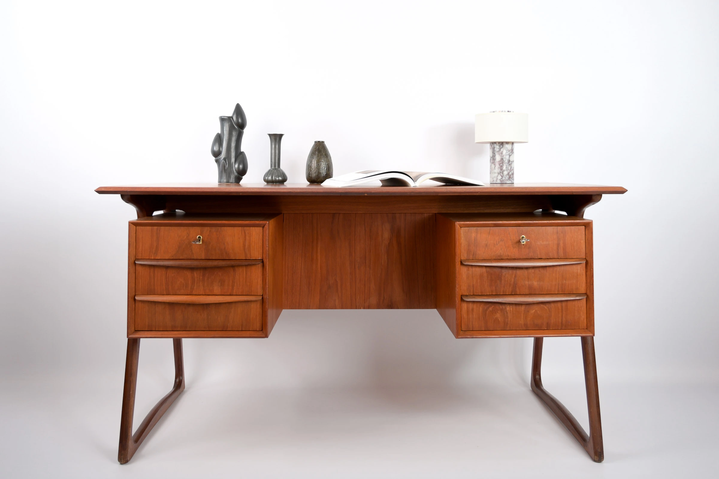 danish modern vintage teck palissandre rio années 50 années 60 années 70 mobilier meuble ancien danois Danemark scandinave maison nordik Paris meubles décoration design éditeur marque designer Svend Aage Madsen bureau en teck meuble de travail