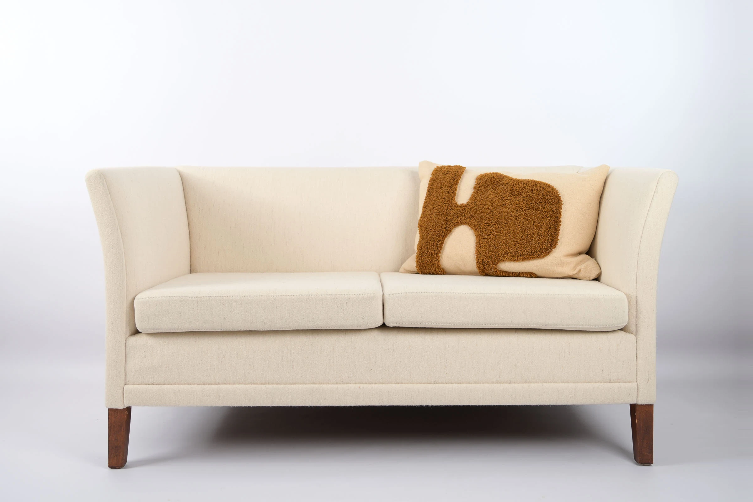 danish modern vintage teck palissandre Rio années 50 années 60 années 70 mobilier meuble ancien danois Danemark scandinave maison nordik Paris meubles décoration design éditeur marque designer canapé 2 places en tissu couleur crème divan assise en tissu