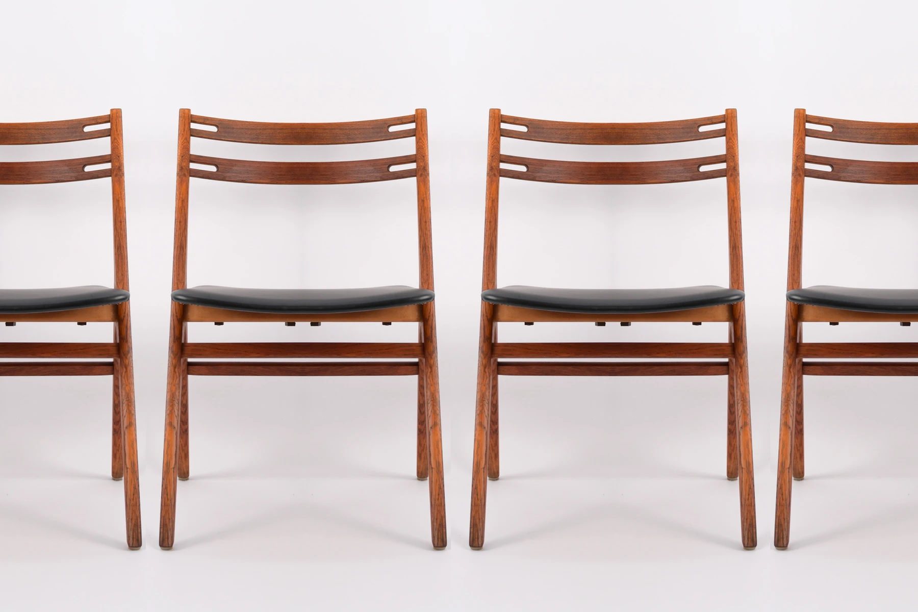 danish modern vintage teck palissandre Rio années 50 années 60 années 70 mobilier meuble ancien danois Danemark scandinave maison nordik Paris meubles décoration design éditeur marque designer 4 chaises de table en chêne assises re-tapissées en skaï noir chaise table à manger design scandinave