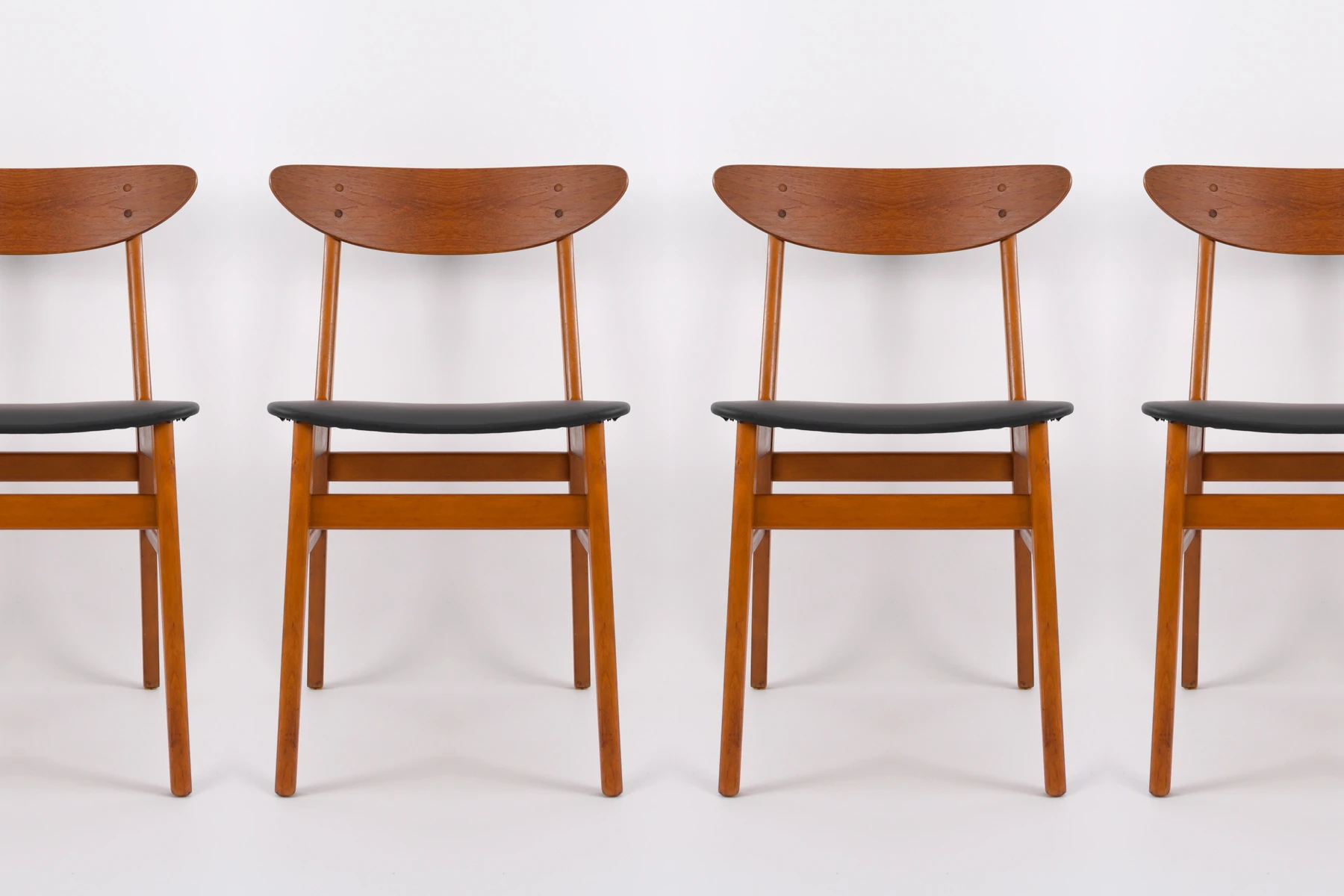 danish modern vintage teck palissandre Rio années 50 années 60 années 70 mobilier meuble ancien danois Danemark scandinave maison nordik Paris meubles décoration design éditeur marque designer Farstrup chaises de tables en teck assises re-tapissées en skaï noir chaises de salle à manger siège de table en bois