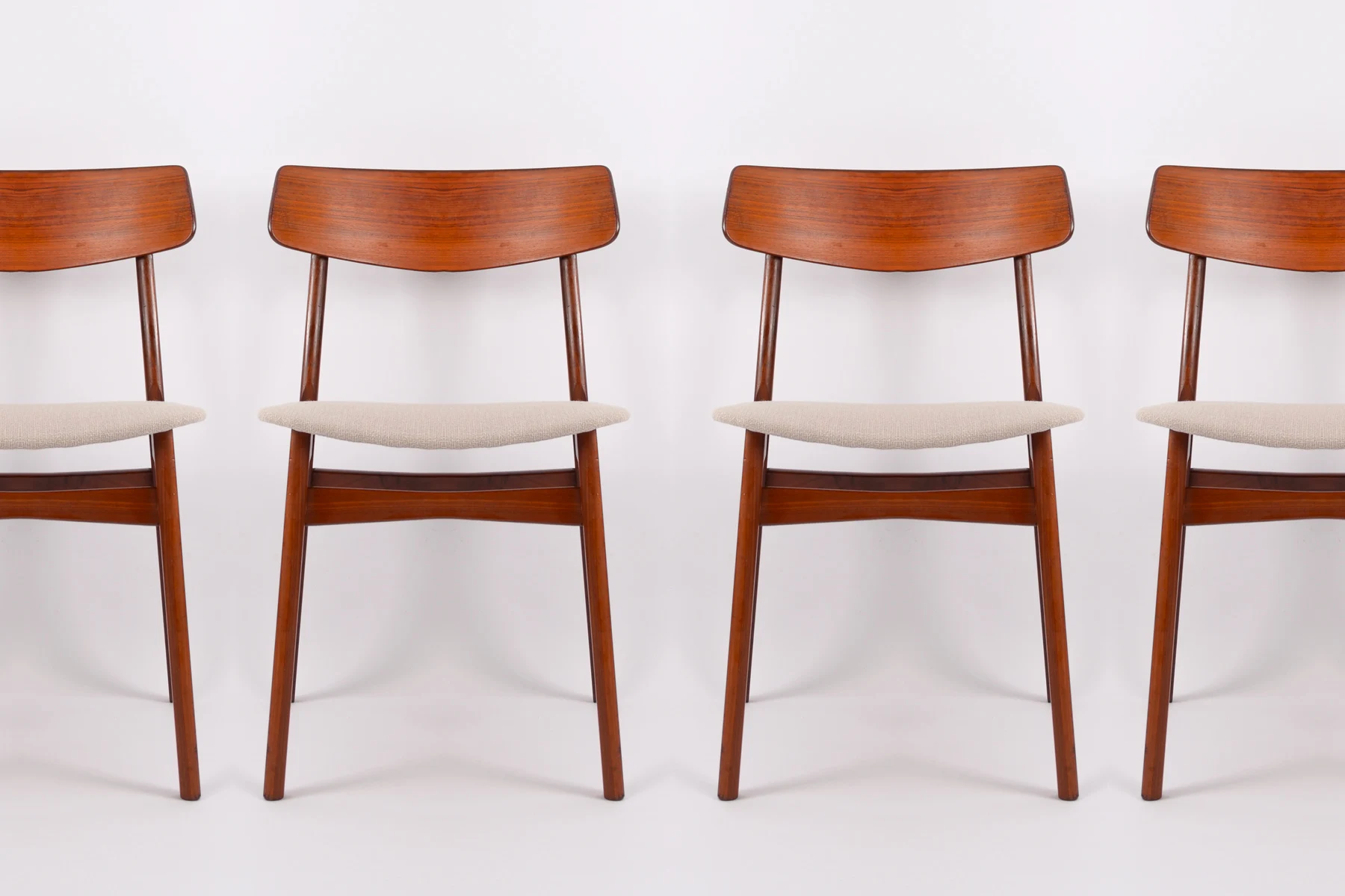 danish modern vintage teck palissandre Rio années 50 années 60 années 70 mobilier meuble ancien danois Danemark scandinave maison nordik Paris meubles décoration design éditeur marque designer 6 chaises de table en palissandre de Rio assises re-tapissées en tissu crème chaise table à manger design scandinave