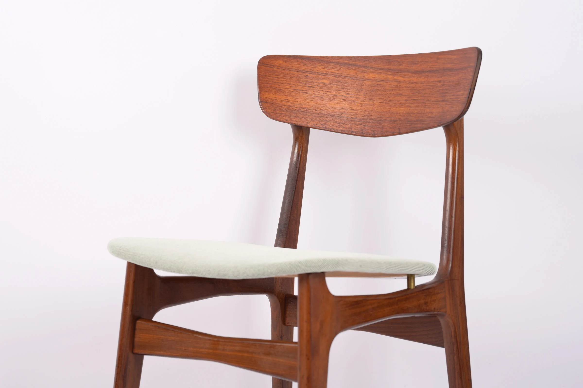 danish modern vintage teck palissandre Rio années 50 années 60 années 70 mobilier meuble ancien danois Danemark scandinave maison nordik Paris meubles décoration design éditeur marque designer 5 chaises de table en palissandre de Rio assises re-tapissées en tissu crème chaise table à manger design scandinave