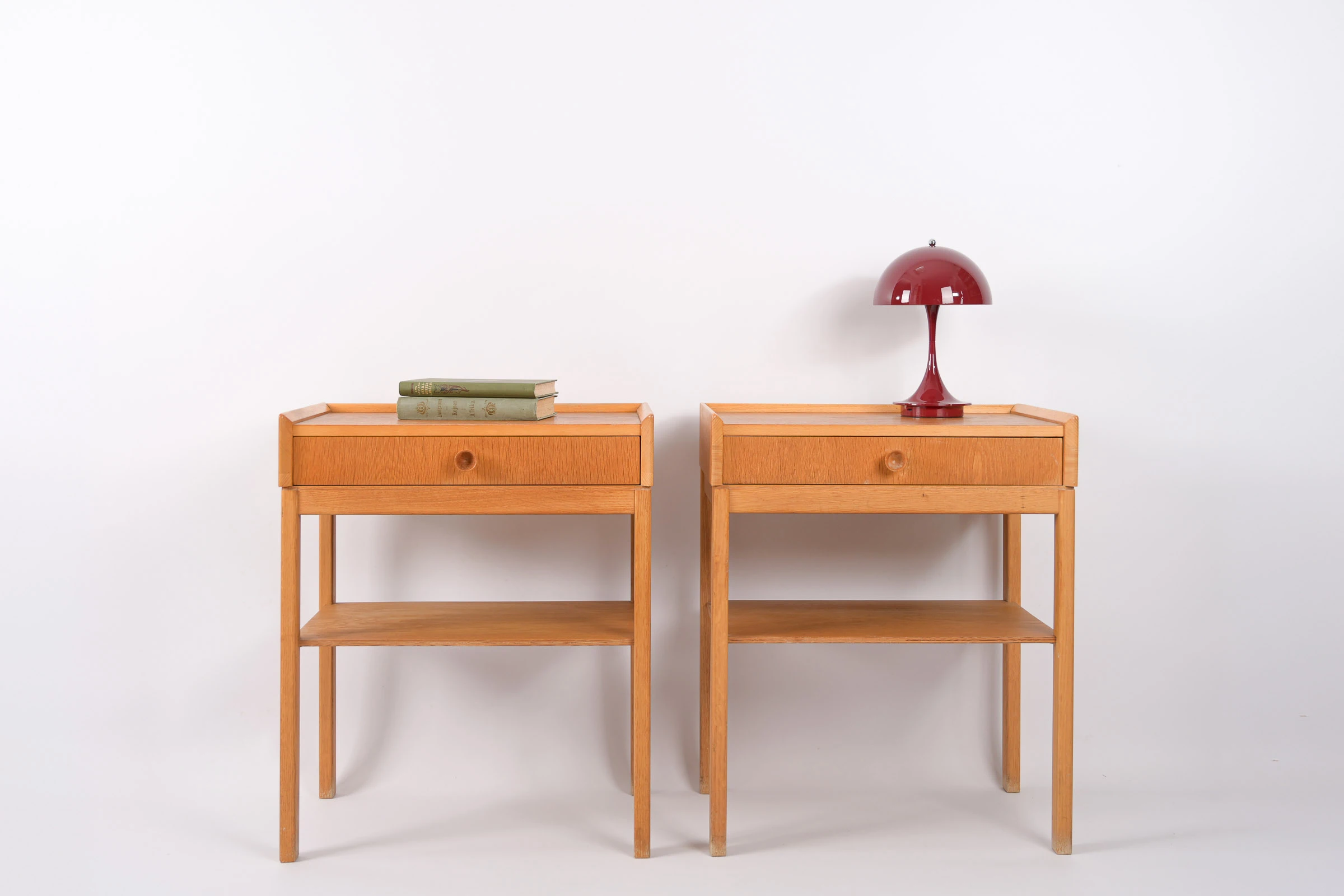 danish modern vintage teck palissandre Rio années 50 années 60 années 70 mobilier meuble ancien danois Danemark scandinave maison nordik Paris meubles décoration design éditeur marque designer paire de chevet de lit en chêne tables de lit tables d'appoints en bois