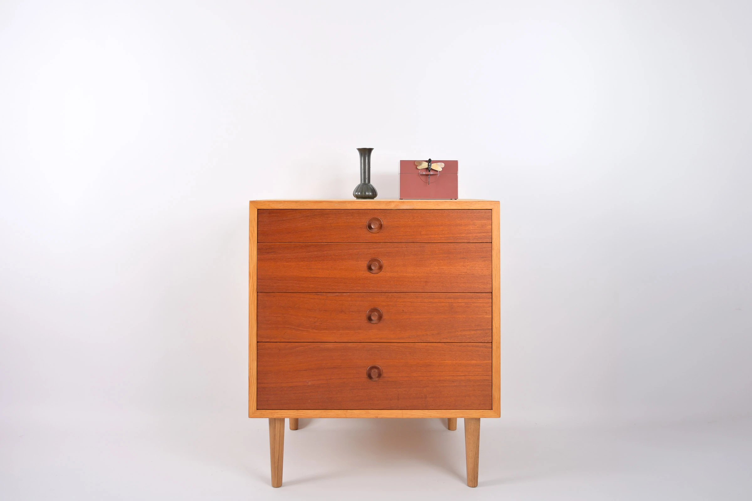 danish modern vintage teck palissandre Rio années 50 années 60 années 70 mobilier meuble ancien danois Danemark scandinave maison nordik Paris meubles décoration design éditeur marque designer Børge Mogensen commode 4 tiroirs en chêne modèle Ørresund meuble de rangement à tiroirs