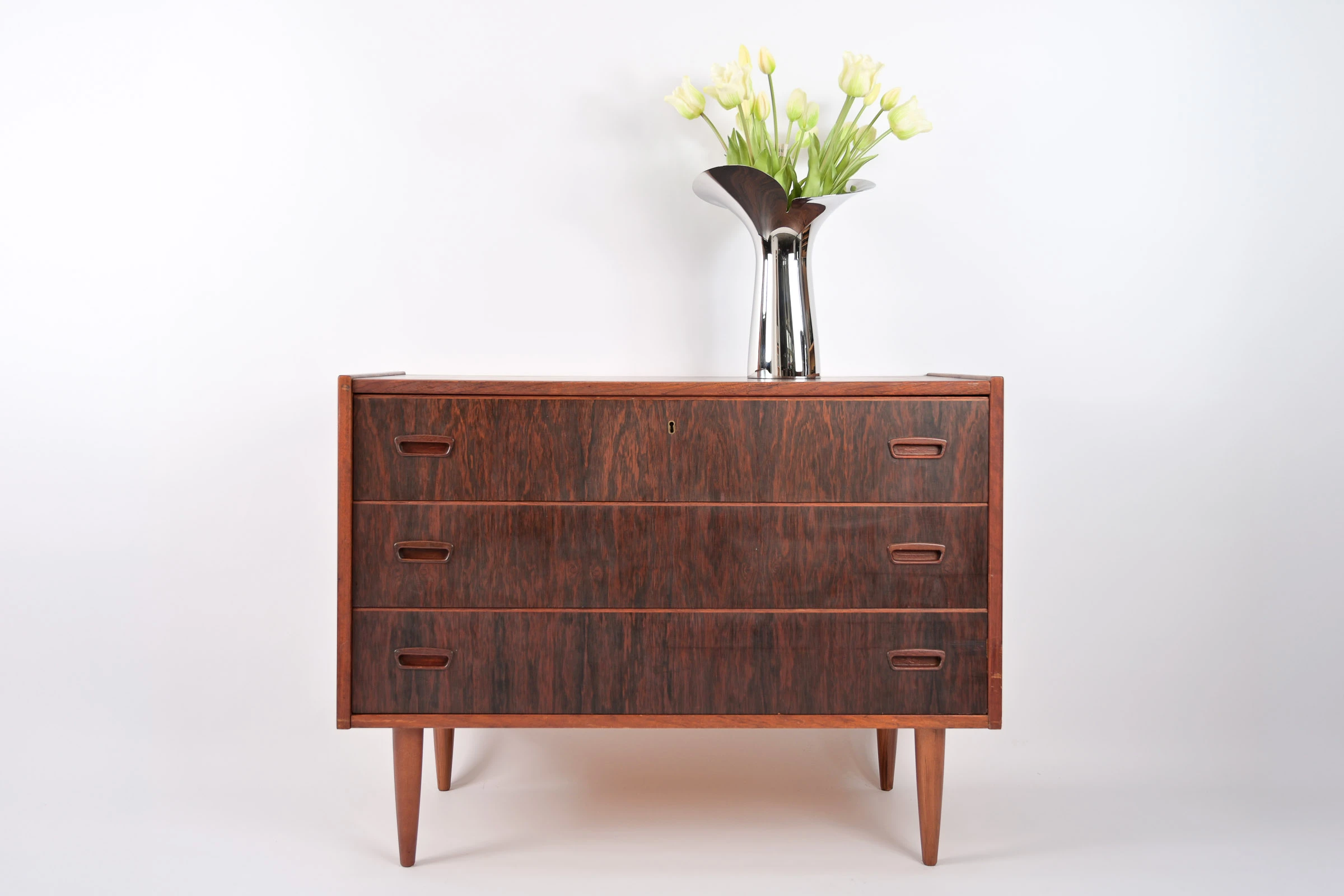 danish modern vintage teck palissandre Rio années 50 années 60 années 70 mobilier meuble ancien danois Danemark scandinave maison nordik Paris meubles décoration design éditeur marque designer commode 3 tiroirs en palissandre de Rio meuble de rangement à tiroirs