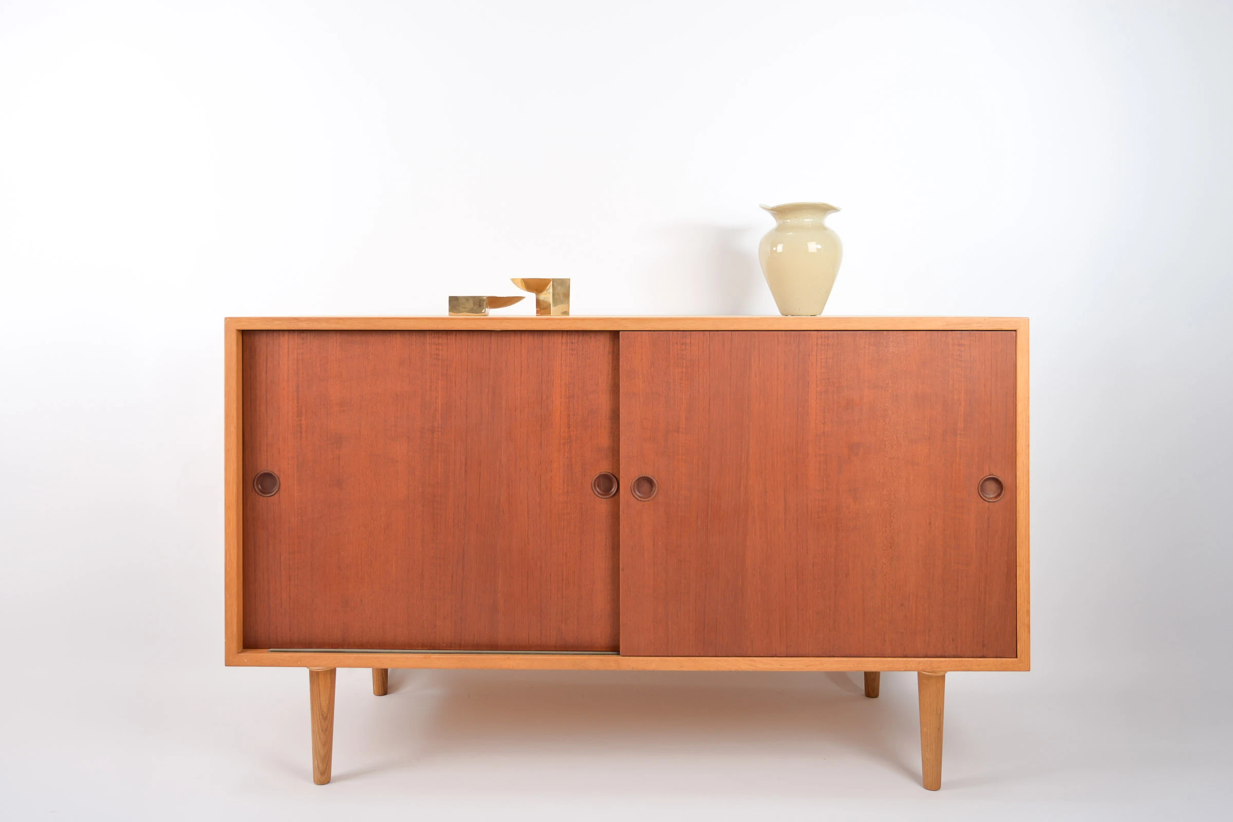 danish modern vintage teck palissandre Rio années 50 années 60 années 70 mobilier meuble ancien danois Danemark scandinave maison nordik Paris meubles décoration design éditeur marque designer Børge Mogensen enfilade en chêne modèle Ørresund meuble de rangement buffet vaisselier bahut meuble tv